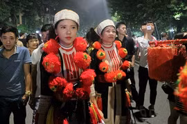 Danh tính cô gái người Dao xinh đẹp trên phố Hồ Gươm