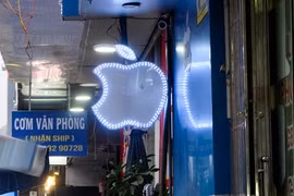 Loạt biển quảng cáo bị Apple đòi gỡ ngập đường phố Hà Nội