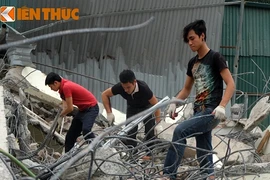 Ảnh: Người dân “thầu” bãi đồng nát khổng lồ trên vỉa hè Hà Nội