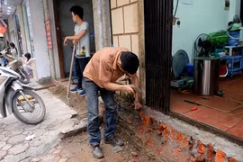 Ảnh: Người dân tay xẻng tay búa sửa bậc thềm vừa bị đập bỏ