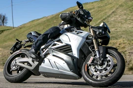 "Soi" siêu môtô chạy điện Energica Eva giá 784 triệu đồng