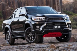 Bán tải Toyota Hilux TRD “siêu ngầu” chốt giá 1,02 tỷ