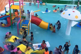 Cậu bé 9 tuổi chết đuối trong hồ bơi đông người