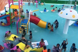 Cậu bé 9 tuổi chết đuối trong hồ bơi đông người