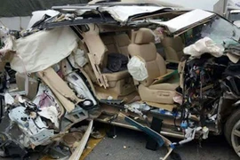 Va chạm với xe tải, xe Lexus biến dạng trên cao tốc