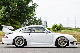 Siêu xe Porsche 911 GT2 chạy 20 năm bán giá 32,9 tỷ