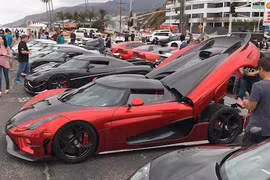“Há miệng” xem dàn siêu xe Koenigsegg 450 tỷ diễu phố