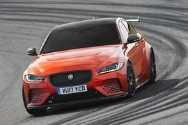 Jaguar XE SV Project 8 giá 4,4 tỷ “đấu” BMW M3