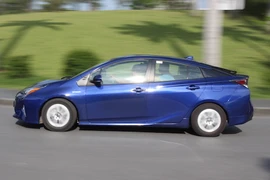 Cầm lái ôtô "siêu tiết kiệm" Toyota Prius mới tại VN