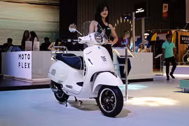 Vespa GTS300 giá hơn 200 triệu "đấu" Honda SH300i tại VN 