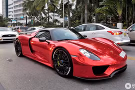 Dân chơi Ả Rập đem Porsche 918 Spyder màu độc “diễu phố“