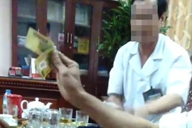 Giám đốc Bệnh viện ở Ninh Bình đánh bạc tại phòng làm việc