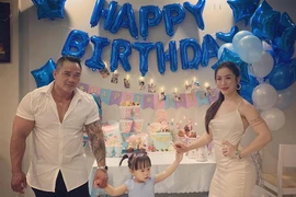 Cô gái Việt có vòng 3 siêu khủng được chồng Canada mê như điếu đổ