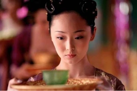 Được “rửa lỗ rồng” cho hoàng đế, cung nữ xưa tranh nhau chí mạng