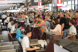 Vé máy bay Tết tăng “nóng”, nhiều gia đình hủy kế hoạch về quê ăn Tết