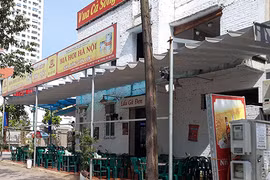 Nắng nóng kỷ lục, hàng quán vỉa hè Hà Nội ế thảm