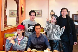 Việt Anh gây chú ý với gương mặt khác lạ bên hội bạn thân 