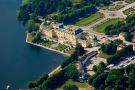 Nơi ở của gia đình Hoàng gia khắp thế giới gây choáng ngợp