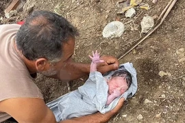 Bé sơ sinh may mắn được cứu sống sau khi bị ném xuống sông