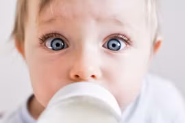 Khan hiếm sữa bột, người phụ nữ bán được hơn 113 lít sữa mẹ