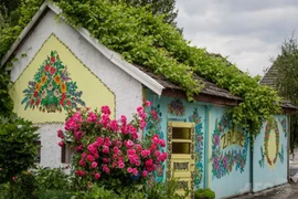 Bên trong ngôi làng cổ tích ngập sắc hoa ở Ba Lan