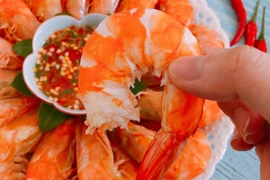 Vì sao cô gái bị sốc phản vệ khi ăn 3 con tôm?