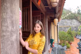 Nữ DJ Ukraine vẫn nóng bỏng trong tà áo dài duyên dáng