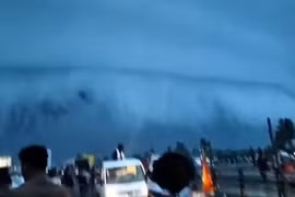 Mây “sóng thần” trên bầu trời Ấn Độ khiến người dân ngỡ ngàng