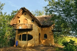 Vợ chồng làm nhà bằng đất, cả tháng tiêu không quá 3,5 triệu đồng