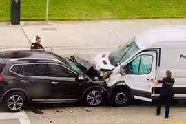 Vừa lái xe vừa “ân ái” với bạn gái, nam tài xế nhận cái kết đắng