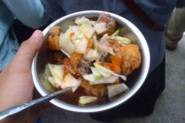 Các món ăn vặt cực ngon hút khách quanh Hồ Tây