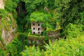 Choáng ngợp trước cảnh ma mị của nhà máy bỏ hoang ở Italy