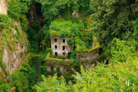 Choáng ngợp trước cảnh ma mị của nhà máy bỏ hoang ở Italy