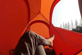 Không muốn đi làm, chàng trai Trung Quốc dựng lều sống ở “bãi rác”