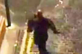 Rùng mình cảnh “yêu râu xanh” thản nhiên bế nạn nhân đi trên phố