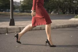 Bí quyết đi giày cao gót du xuân cả ngày mà không bị đau chân