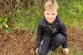 Mẹ “hú vía” vì con trai nhặt được lựu đạn chưa nổ trong vườn