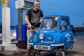 Người đàn ông sở hữu xế hộp siêu nhỏ, “siêu tiết kiệm xăng”