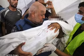 Phóng viên chiến trường ở Gaza sững sờ trước thi thể vợ con