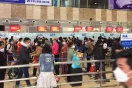 Khách qua Nội Bài tăng đột biến, hàng không gấp rút bay đêm