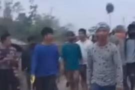 Ấn Độ phẫn nộ vì vụ hai phụ nữ bị ép khỏa thân diễu phố