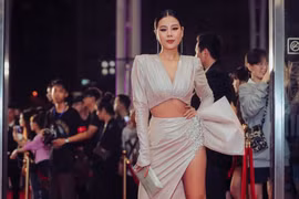 Kiều nữ làng hài Nam Thư khoe vòng 1 gợi cảm không thua người mẫu