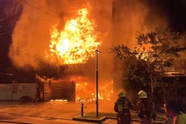 Cãi nhau việc rửa bát, thanh niên phóng hỏa khiến 8 người chết