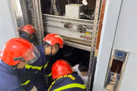 Nghệ An: Liên tiếp 2 vụ mắc kẹt trong thang máy do mất điện đột ngột