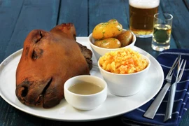 Hết hồn với món đầu cừu ghê sợ trên bàn tiệc của người Na Uy