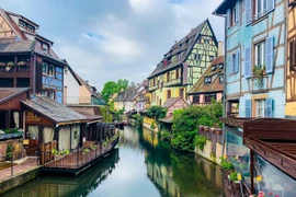 Chiêm ngưỡng ngôi làng cổ đẹp nhất nước Pháp