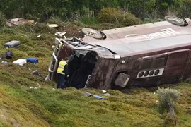 Australia: Xe buýt chở 27 nữ sinh lật nhào sau khi đâm xe tải