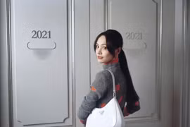 Ngắm gu thời trang trẻ trung như gái đôi mươi của Trịnh Sảng 