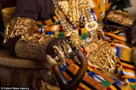 Choáng váng bộ tộc giàu nhất châu Phi, “dát” cả cân vàng lên người