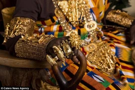 Choáng váng bộ tộc giàu nhất châu Phi, “dát” cả cân vàng lên người